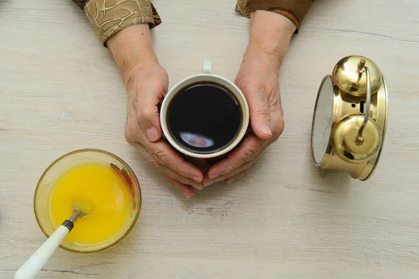 Les Mains Une Femme Âgée Serraient Une Tasse Café Près — Photo