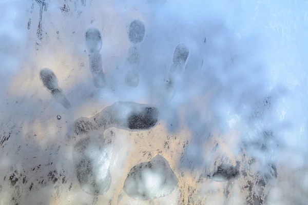 Auf Dem Frostigen Glas Die Spur Der Handfläche — Stockfoto