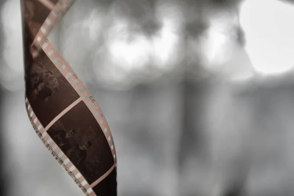 35 mm rulo film hafif bir arka plan üzerinde