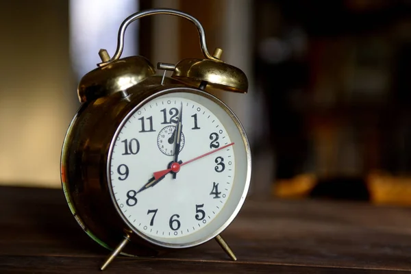 Stary Zegar Alarm Jest Stole — Zdjęcie stockowe