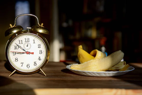 Vecchia Sveglia Banana Sbucciata Piatto Sfondo Scuro — Foto Stock