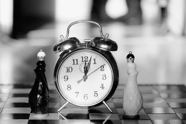 Backdrop Old Alarm Clock Black White Kings Each Other — Stock Photo, Image