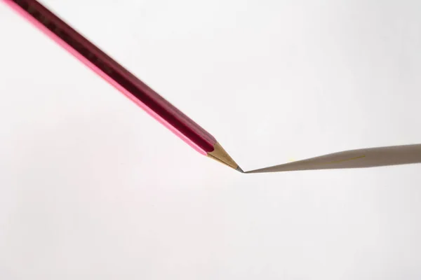 鉛筆と白い背景の上の鉛筆の影 — ストック写真