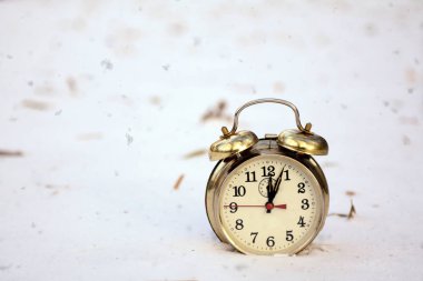 karda eski çalar saat standları