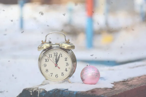 Orologio Retrò Sveglia Palla Natale Sulla Neve Una Panchina — Foto Stock