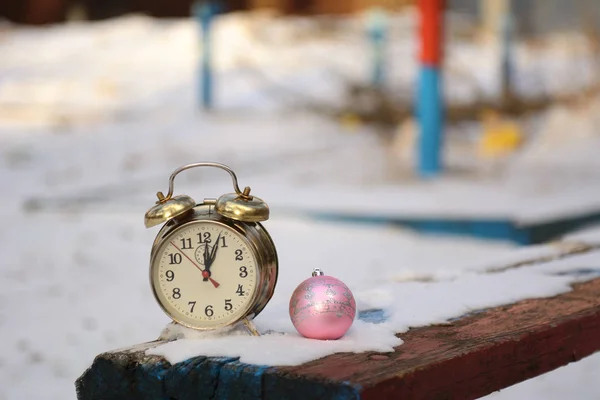 Orologio Retrò Sveglia Palla Natale Sulla Neve Una Panchina — Foto Stock