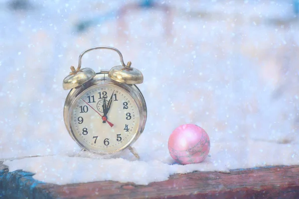 레트로 시계와 벤치에 눈에서 크리스마스 — 스톡 사진