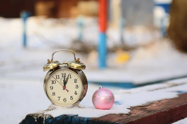 Orologio Retrò Sveglia Palla Natale Sulla Neve Una Panchina — Foto Stock