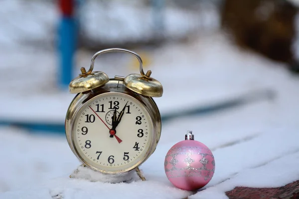 Orologio Retrò Sveglia Palla Natale Sulla Neve Una Panchina — Foto Stock