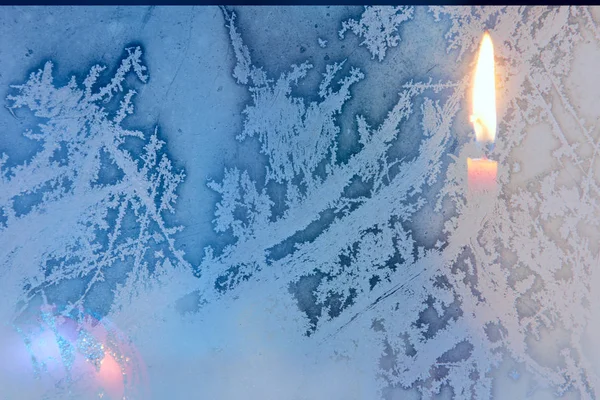 Ljuset Brinner Mot Det Frostiga Fönstret — Stockfoto