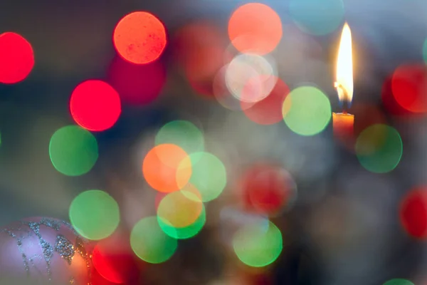 蜡烛和圣诞球在有色背景 — 图库照片