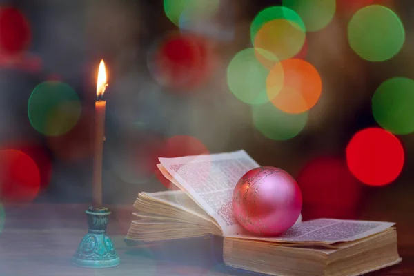 Candela Palla Natale Libro Aperto — Foto Stock