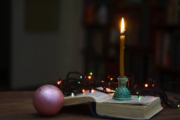 キャンドル クリスマス ボール 開いた本 — ストック写真