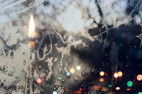 Die Kerze Brennt Gegen Das Frostige Fenster — Stockfoto