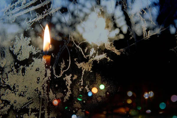 Die Kerze Brennt Gegen Das Frostige Fenster — Stockfoto