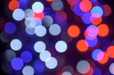 Koyu arka plan çok renkli Noel ışıkları