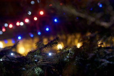 Koyu arka plan çok renkli Noel ışıkları