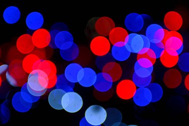 Koyu arka plan çok renkli Noel ışıkları