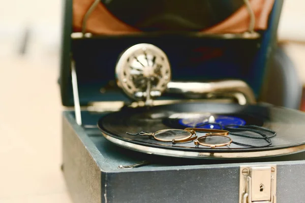 Vintage bir gramofon vinil sabıkası var.