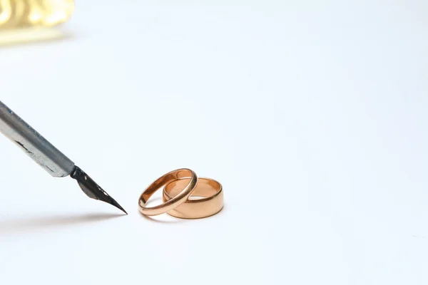 Vintage Pen Gouden Trouwringen Witte Achtergrond Concept Ondertekenen Een Huwelijkscontract — Stockfoto