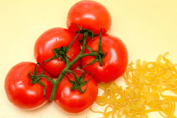 Czerwone Pomidory Zielonej Gałęzi Makaron Koperek Żółtym Tle Koncepcja Zdrowa — Zdjęcie stockowe