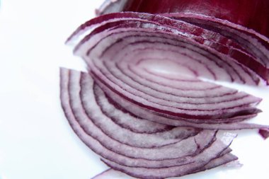 Kırmızı soğan ince dilimler halinde doğranır. Beyaz arka plandaki resim