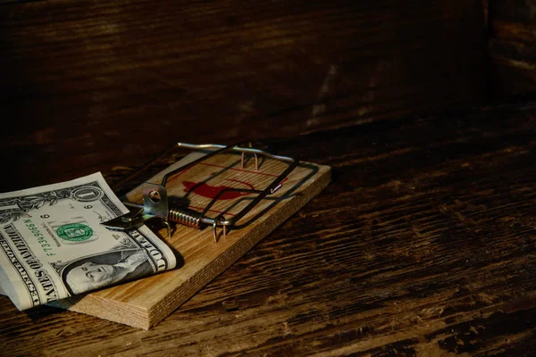 마우스 트랩에는 어두운 배경에 지폐가 있습니다 위험한 위험한 없습니다 — 스톡 사진