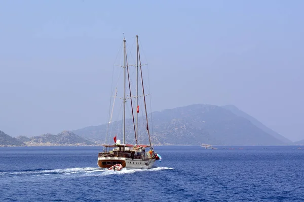 Yacht Bois Sur Mer Méditerranée Sur Fond Montagnes Par Temps — Photo
