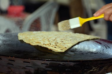 Doğu çarşısında krepler ateşte pişirilir.