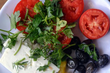 Beyaz tabak ve sebze salatası. Kavram bir sebze diyetidir. Vegan