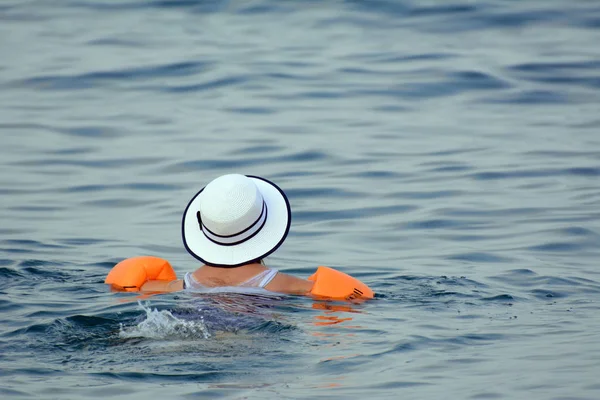 Женщина Светлой Шляпе Купается Море Концепция Плавания Море Морской Отдых — стоковое фото