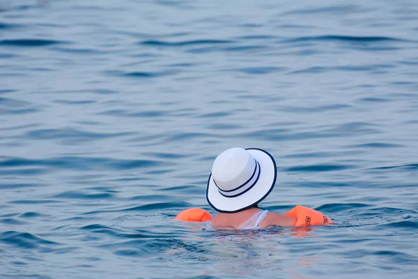 Женщина Светлой Шляпе Купается Море Концепция Плавания Море Морской Отдых — стоковое фото