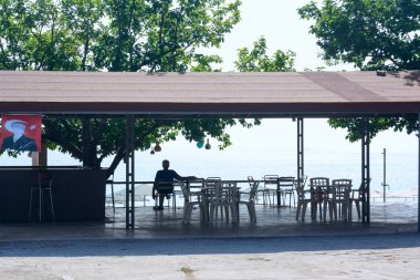 Akdeniz kıyısında bir kafede tek bir kişi oturur. Kavram - Yalnızlık, Düşünme