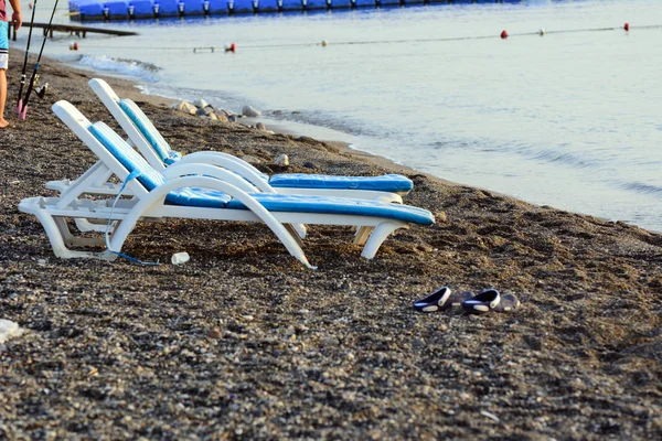 Praia Vazia Manhã Duas Espreguiçadeiras Junto Mar Conceito Férias Praia — Fotografia de Stock