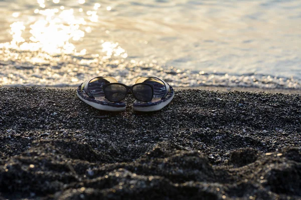Dawn Playa Cerca Del Agua Hay Zapatos Playa Con Gafas — Foto de Stock