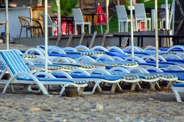早上空荡荡的海滩 日光浴床 茅草棚 海滩度假 — 图库照片