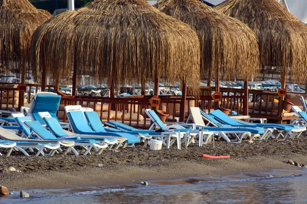 Порожній Пляж Шезлонгами Вранці Середземному Морі Концепція Пляжний Відпочинок Морі — стокове фото