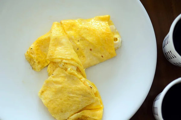 Plato Blanco Encuentran Los Huevos Revueltos Lado Dos Tazas Café — Foto de Stock