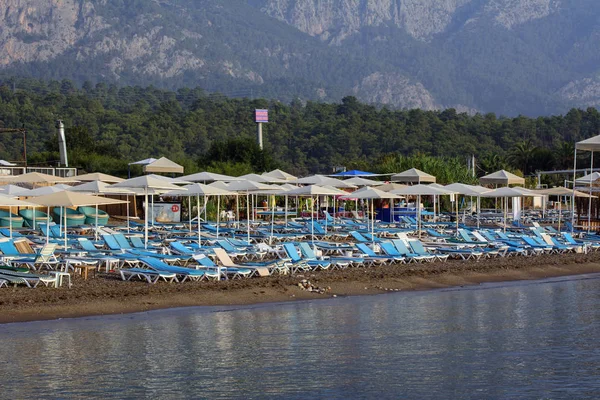 Playa Vacía Con Tumbonas Por Mañana Mar Mediterráneo Concepto Vacaciones — Foto de Stock