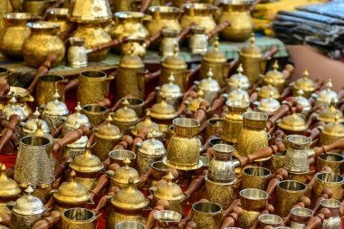 Türk çarşısında tezgahta süs ler bulunan Türk bakır kahve kapları ve fincanları