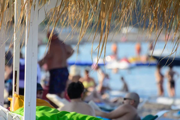 Пляж Наповнений Людьми Сонячні Ліжка Під Відтінком Солом Яного Даху — стокове фото