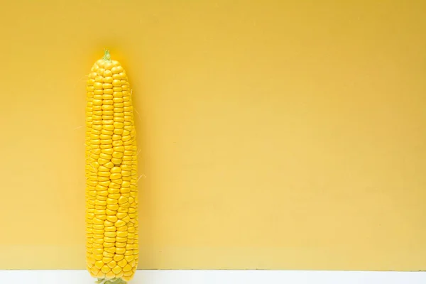 Uszy Kukurydzy Białym Tle Zbliżenie Żółtym Tle Koncepcja Dieta — Zdjęcie stockowe