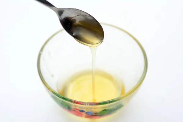 Sıvı Bal Şeffaf Bir Fincan Içine Bir Çay Kaşığı Dökülür — Stok fotoğraf