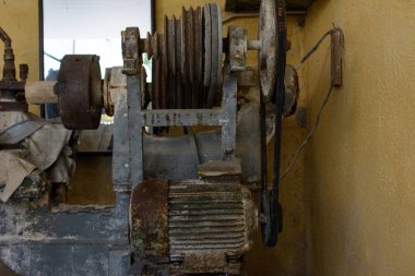 Değerli taşları işlemek için eski bir mekanik makine, oniks bir gölgelik altında duruyor. Konsept - onyx madencilik ve işleme