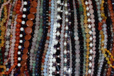 çok renkli onix kolye tezgahın üzerinde yatıyor. Konsept onyx ürünlerinin üretimidir. Yarı değerli taşlar