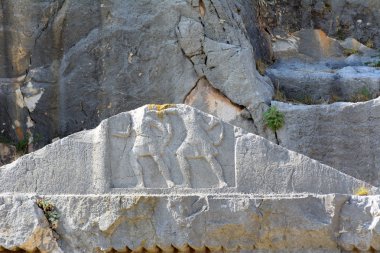 Antik bir şehirde eski bir Yunan kabartma eski bir taş üzerine oyulmuş.