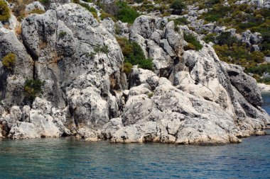 Akdeniz. Zaman izleri ile taş yapıile kıyı kayalıkları. Kavram - taşta donmuş zaman
