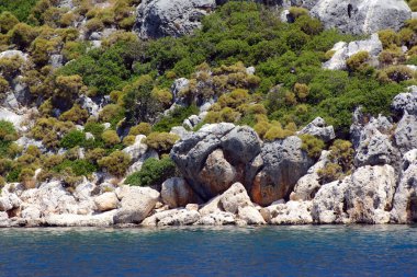 Akdeniz. Zaman izleri ile taş yapıile kıyı kayalıkları. Kavram - taşta donmuş zaman