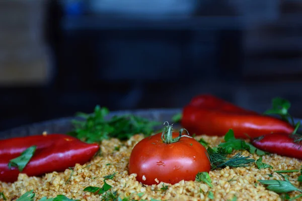 Uma Frigideira Ferro Fundido Pilaf Decorado Com Pimenta Vermelha Tomates — Fotografia de Stock