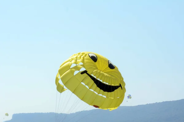 Yellow Parachute Shape Smiling Sun Floats Sky Concept Extreme Vacation — Stock Photo, Image